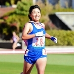 笑顔でフィニッシュする須磨学園のアンカー石松愛朱加＝２０日午前、京都市右京区、たけびしスタジアム京都（撮影・中西幸大）