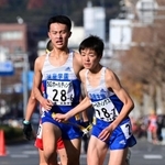 男子・須磨学園の６区国安広人（左）からたすきを受け走り出すアンカー八沢輝人＝２０日午後、京都市中京区（撮影・秋山亮太）