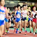 スタート後、競技場を走る須磨学園の土井（２８）ら女子１区走者＝２０日午前、京都市右京区西京極新明町、たけびしスタジアム京都（撮影・中西幸大）