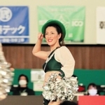 客席に向けポーズを決める４６歳のチアリーダー、ＹＯ－ＣＯさん＝西宮市立中央体育館