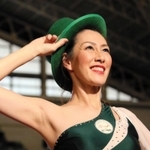 客席に向けポーズを決める４６歳のチアリーダー、ＹＯ－ＣＯさん＝西宮市立中央体育館