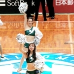 メンバーとともにダンスを披露するＹＯ－ＣＯさん（後列中央）ひときわ笑顔が光る＝西宮市立中央体育館