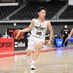 男子１回戦・報徳-八戸工大一　第１クオーター、ドリブルする報徳の宇都宮（２０）（(c)ＪＢＡ）