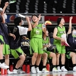 女子１回戦・小林-三田松聖　第２クオーター、味方の活躍に沸く三田松聖の選手たち（(c)ＪＢＡ）