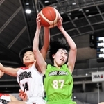 女子１回戦・小林-三田松聖　第２クオーター、ボールを奪い合う三田松聖の森口（８７）（(c)ＪＢＡ）