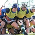 大会に向け、スクラムの練習に取り組む関学の選手＝西宮市の同校（撮影・後藤亮平）