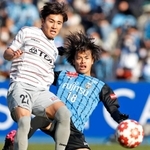 川崎－秋田　前半、先制ゴールを決める川崎・三笘（右）