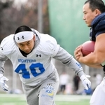 ライスボウルへ向けて練習する関学大のＬＢ繁治（左）とＲＢ鶴留（チーム提供）