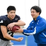 ライスボウルへ向け、練習する関学大のＱＢ奥野（右）とＲＢ三宅（チーム提供）