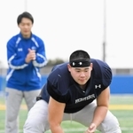 ライスボウルへ向け連携を確認する関学大のＯＬ高木（手前）とＱＢ奥野（チーム提供）