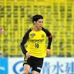 ドリブルで仕掛ける柏の江坂任（柏レイソル提供）