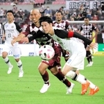 幼なじみで神戸の小川慶治朗（中央左）と競り合う柏の江坂任（中央右）＝ノエビアスタジアム神戸（柏レイソル提供）