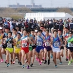 ２０２０年の兵庫県郡市区対抗駅伝の男子１区で一斉にスタートする選手たち。箱根駅伝にエントリーしたランナーも大勢走った＝加古川市の加古川河川敷マラソンコース（撮影・中西幸大）