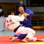 柔道男子６６キロ級代表決定戦　丸山城志郎（左手前）を攻め続け勝利した阿部一二三＝２０２０年１２月１３日、東京・講道館（代表撮影）