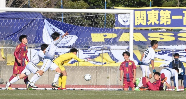 関東第一-神戸弘陵　後半、同点ゴールを決められた神戸弘陵イレブン＝千葉県市原市のゼットエーオリプリスタジアム（撮影・堀内翔）