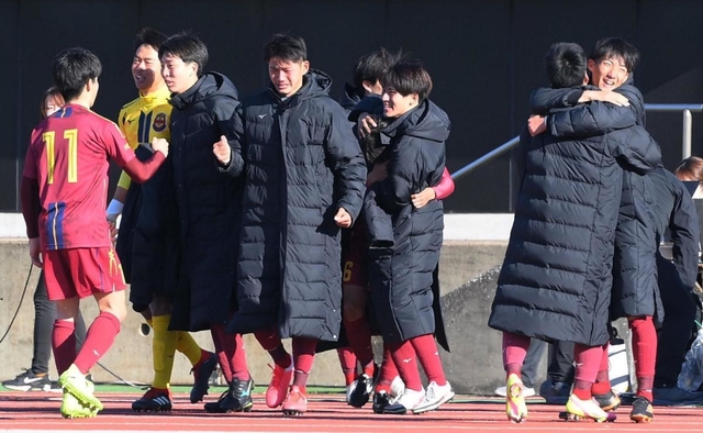 ＰＫ戦を制して３回戦進出を決めた神戸弘陵イレブン＝千葉県市原市のゼットエーオリプリスタジアム（撮影・堀内翔）