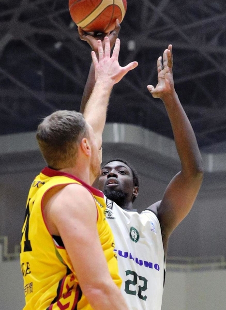 群馬-西宮　第１クオーター、シュートを決める西宮・ムボジ（Ｃ）B.LEAGUE