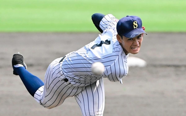 今夏の独自大会で力投する明石商高の中森俊介
