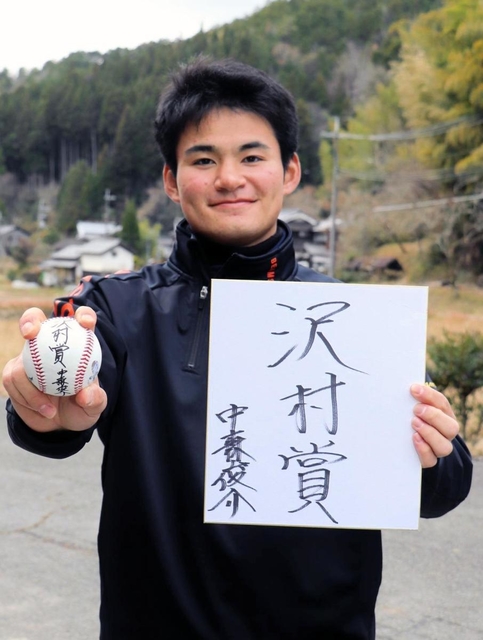 プロでの目標として「沢村賞」を掲げるロッテドラフト２位の中森俊介投手＝丹波篠山市