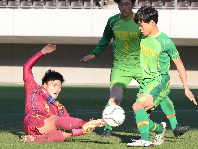 神戸弘陵-帝京長岡　前半、シュートを放つ神戸弘陵・田中祉同（左）＝フクダ電子アリーナ（撮影・堀内翔）