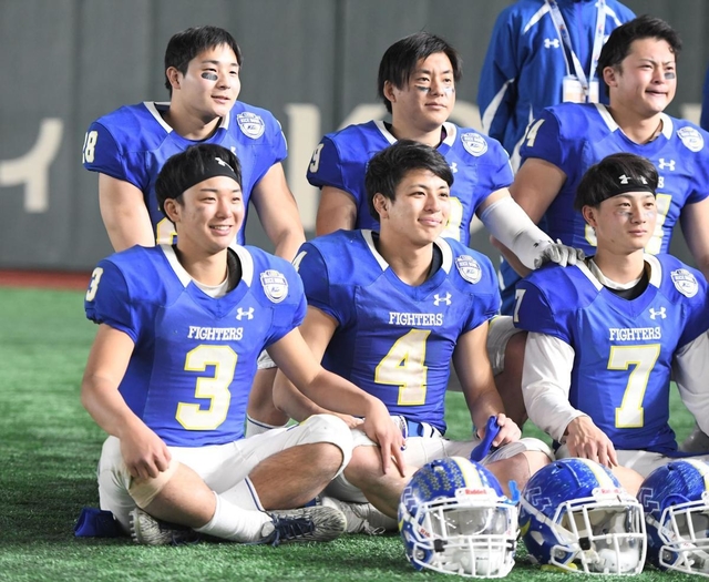 チームメートと笑顔の関学大・奥野（前列左）＝東京ドーム（撮影・金田祐二）