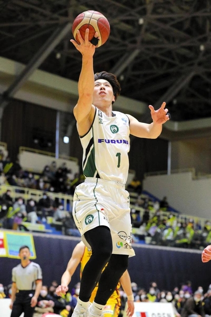群馬-西宮　第１クオーター、シュートを決める西宮の今野（Ｃ）B.LEAGUE
