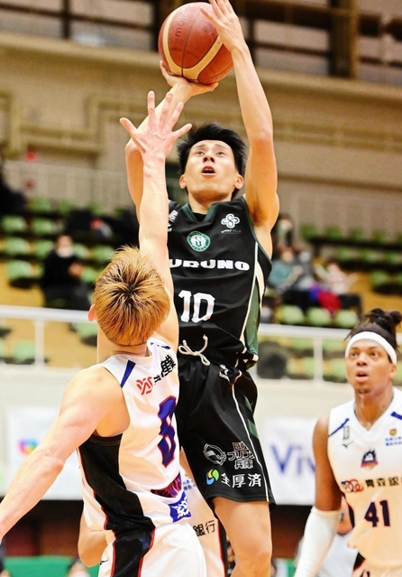 西宮-青森　第１クオーター　シュートを放つ西宮の渡辺（１０）＝西宮市河原町、西宮市立中央体育館（撮影・中西幸大）