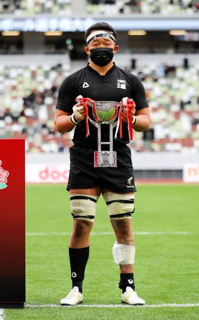 優勝杯を手にする天理大の松岡大和主将（日本ラグビーフットボール協会提供）