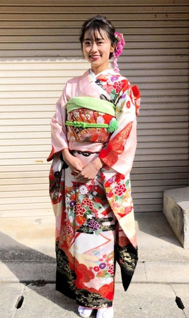 成人の日に振り袖姿を披露する安田祐香＝神戸市内（東急エージェンシープロミックス提供）