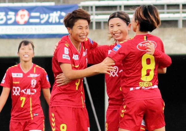 ＩＮＡＣ神戸との契約を更新した田中（左から２人目）、中島（左端）、杉田（右端）。鮫島（右から２人目）は大宮への移籍が決まった＝２０２０年12月12日、三木市、三木総合防災公園陸上競技場