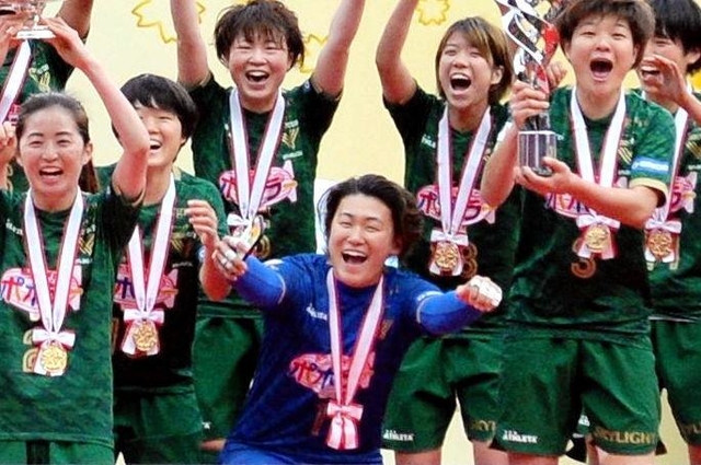 ２０２０年の皇后杯優勝を喜ぶ日テレのＧＫ山下杏也加（中央）。ＩＮＡＣ神戸への移籍が発表された＝日本サッカー協会提供