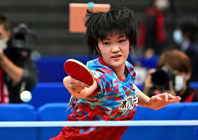 女子シングルス６回戦で平野美宇（右奧）にストレート勝ちし、８強入りした木原美悠（撮影・秋山亮太）