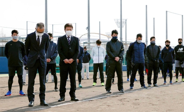神戸市の方向を向いて黙とうするオリックスのドラフト３位新人の来田涼斗外野手（後列左端）ら＝１７日正午、大阪市（代表撮影）