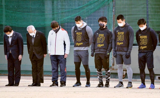 黙とうする阪神のドラフト１位新人の佐藤輝明内野手（中央）ら＝１７日午前、西宮市（代表撮影）