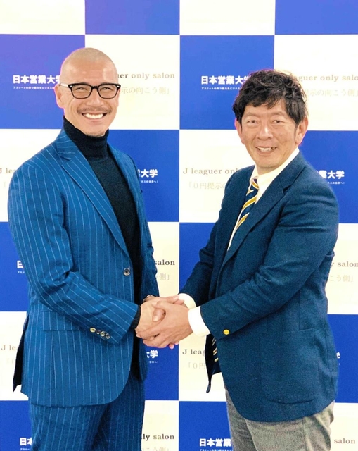 Ｊリーガーのセカンドキャリア支援に向け、業務提携を結んだ元選手の近藤岳登さん（左）と日本営業大学の中田仁之学長＝２０２０年１２月、大阪市北区