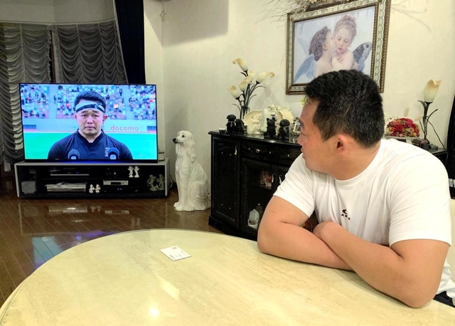 ラグビー大学選手権決勝で話題となった試合後のインタビューを自宅で見返す天理大の松岡大和主将＝神戸市北区