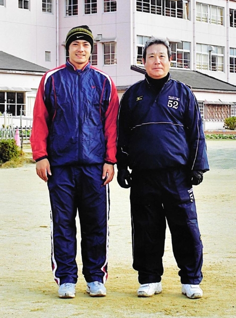 思い出の小寺小グラウンドで並ぶ西武・栗山（左）と小学校時代の恩師、牧野栄一さん＝神戸市西区（２００９年ごろ撮影、牧野さん提供）