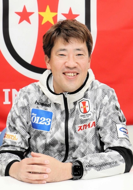 今季のチーム編成や強化について語るＩＮＡＣ神戸の安本卓史社長＝神戸市東灘区のＩＮＡＣ神戸クラブハウス