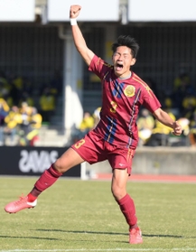 関東第一-神戸弘陵　後半、先制のゴールを決めて喜ぶ神戸弘陵・橋本翔和＝２日午後、千葉県市原市のゼットエーオリプリスタジアム（撮影・堀内翔）