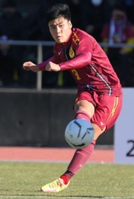 関東第一-神戸弘陵　後半、シュートを放つ神戸弘陵・田中＝千葉県市原市のゼットエーオリプリスタジアム（撮影・堀内翔）