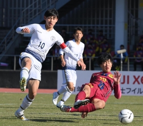 関東第一-神戸弘陵　後半、競り合う神戸弘陵・徳弘＝千葉県市原市のゼットエーオリプリスタジアム（撮影・堀内翔）