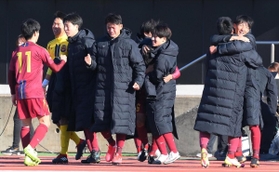 ＰＫ戦を制して３回戦進出を決めた神戸弘陵イレブン＝千葉県市原市のゼットエーオリプリスタジアム（撮影・堀内翔）