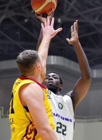 群馬-西宮　第１クオーター、シュートを決める西宮・ムボジ（Ｃ）B.LEAGUE