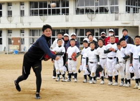 後輩の野球少年にお手本を示す中森俊介投手＝丹波篠山市草ノ上、多紀小学校