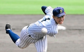 今夏の独自大会で力投する明石商高の中森俊介