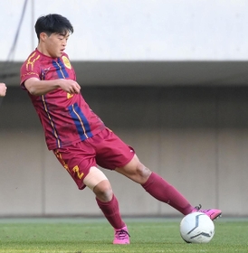 神戸弘陵-帝京長岡　後半、パスを出す神戸弘陵・木谷亮太＝フクダ電子アリーナ（撮影・堀内翔）