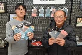 開発した靴下を持つミムラボの三村仁司さん（右）と長男で専務の修司さん＝加古川市東神吉町神吉