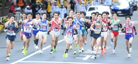 今年の箱根駅伝で一斉にスタートする１区の選手たち＝東京・大手町