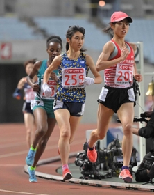 昨年の日本選手権女子５０００メートルで広中璃梨佳（右端）と激しく競り合う田中希実（中央）。ラストスパートで死闘を制し、五輪代表の座をつかんだ＝大阪市のヤンマースタジアム長居