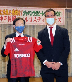 神戸市の久元喜造市長（左）にユニホームを贈った神戸製鋼のトム・フランクリン共同主将
